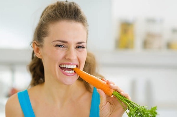 Γυναίκα κάνει δίαιτα και τρώει καρότο